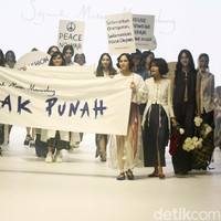 Sejauh Mata Memandang merilis koleksi ‘Tarum di Jakarta Fashion Week 2024. Tarum merujuk pada warna biru indigo yang menghiasi koleksi secara keseluruhan. Foto: Mohammad Abduh/detikcom.
