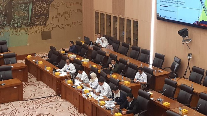 Komisi VII DPR RI memanggil Plt Direktur Jenderal Mineral dan Batu Bara (Minerba) Kementerian ESDM Bambang Suswantono siang ini