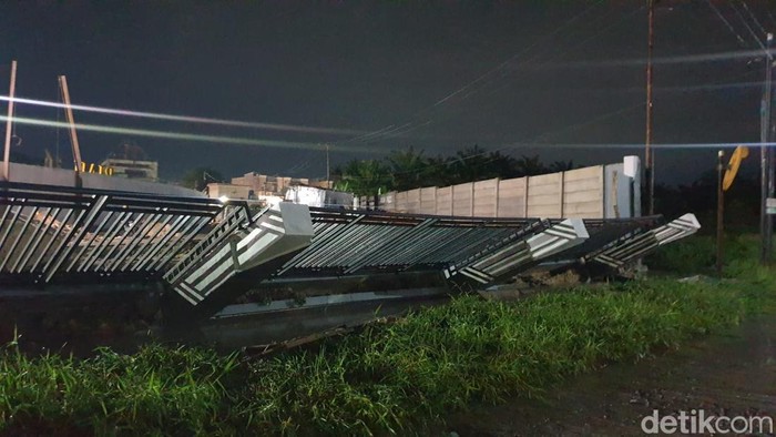 Kondisi saat pagar di proyek gedung Riau Crative Hub roboh