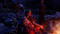 Mereka membuat api unggun untuk menghangatkan diri. 