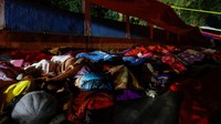 Ribuan orang yang kehilangan rumah mereka tidur di udara terbuka atau di tenda darurat dalam suhu yang sangat dingin sepanjang malam. 