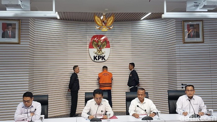 KPK menetapkan 2 tersangka baru kasus dugaan suap proyek jalur kereta api. (Yogi/detikcom)