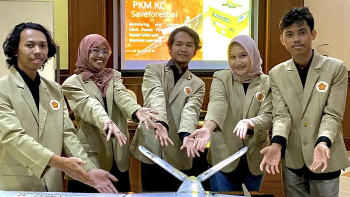 Mahasiswa UGM bikin alat deteksi kebakaran hutan berbasis AI. Alat bernama saveforest.ai ini portabel dan bisa dipasang di drone,