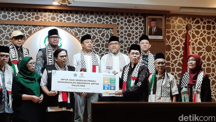 Majelis Ulama Indonesia (MUI) menyerahkan bantuan kemanusiaan untuk Palestina sebesar Rp 25 miliar. (Annisa/detikcom)