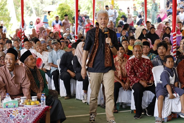 Ganjar Pranowo saat menyerap aspirasi dari seorang guru olahraga yang ikut dalam silaturahmi Ganjar dengan ribuan masyarakat di Desa Bukit Jaya Kecamatan Sungai Lilin, Kabupaten Musi Banyuasin, Sumatera Selatan.