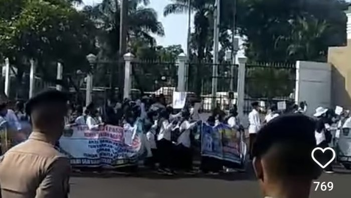 Massa demo di depan DPR RI, Jalan Gatot Subroto, Jakarta Pusat, Senin (6/11/2023) pagi ini.
