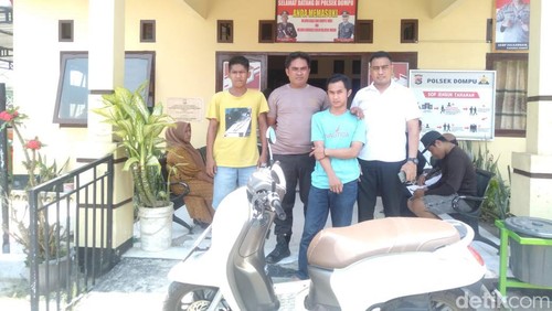 MD (baju biru) mahasiswa yang gadai motor tetangga karena kecanduan judi online.