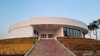 Perannya yang diniatkan sebagai pendukung wisata bagi situs Gunung Padang, membuat tempat ini akan disuguhkan hal-hal terkait Gunung Padang. Misalnya saja museum dan menara pandang. Namun begitu, beberapa bangunan yang telah jadi ini nampak kosong belum terisi dan tidak terdapat petunjuk nama bangunan. (Weka Kanaka/detikcom)