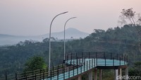 Selain itu, sebagai spot yang diperuntukan sebagai objek wisata, dibangun pula area spot foto. Berfoto di sini, traveler akan mendapatkan pemandangan perbukitan yang luas hingga Gunung Gede Pangrango. Namun, hingga kini objek wisata tersebut masih ditutup hingga waktu yang belum ditentukan. (Weka Kanaka/detikcom)