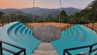 Di area ini juga terbangun sebuah tribun yang mengarah ke Gunung Padang. Mungkin ini nantinya yang akan menjadi tempat wisatawan melihat Gunung Padang dari kejauhan. (Weka Kanaka/detikcom)