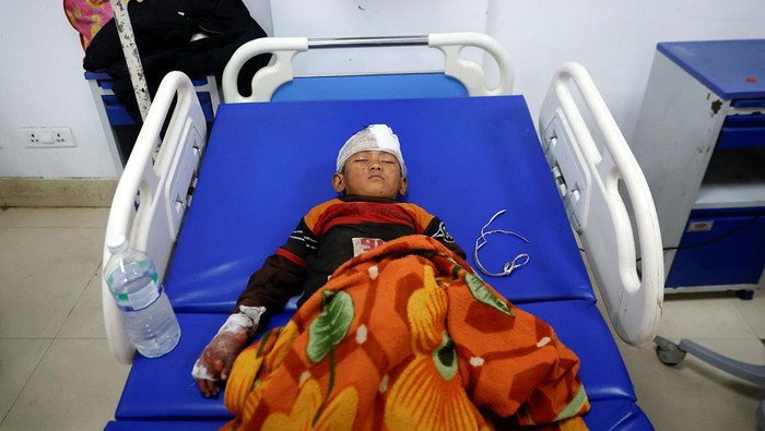 Melihat Kondisi Korban Luka Akibat Gempa di Nepal Gempa berkekuatan M 5,6 mengguncang Nepal, Sabtu (4/11/2023) lalu. Selain menewaskan 157 orang, gempa itu juga mengakibatkan sebanyak 199 orang luka-luka.