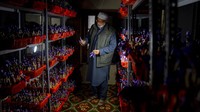 Harga yang sangat tinggi setara dengan proses produksinya yang rumit dan manfaat saffron yang sudah dibuktikan banyak orang baik untuk segala jenis hal. (AP Photo/Dar Yasin)  