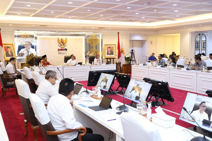 Menteri Pendayagunaan Aparatur Negara dan Reformasi Birokrasi (PAN-RB) Abdullah Azwar terus mendorong agenda reformasi birokrasi nasional  melalui berbagai inisiatif dan kebijakan.