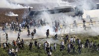 Seorang fotografer AFP mengatakan polisi turun tangan ketika massa mulai berjalan menuju pangkalan setelah mengadakan unjuk rasa damai di Incirlik. (AP Photo/Mehmet Sancakzade) 