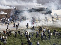 Momen Polisi Turki Tembak Gas Air Mata ke Massa Pro Palestina