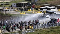 Dilansir AFP, Senin (6/11/2023), gas air mata ditembakkan hanya beberapa jam sebelum kedatangan diplomat utama Washington tiba di Ankara pada Minggu (5/11) malam waktu setempat. (AP Photo/Mehmet Sancakzade) 