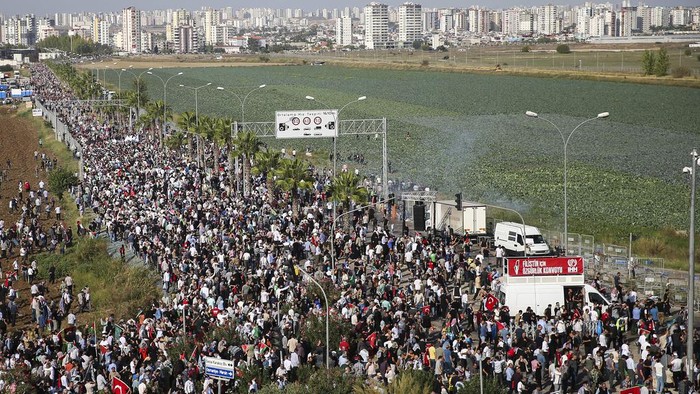 People clash with anti riot Turkish police officers during a protest to show their solidarity with the Palestinians outside U.S. - Turkish Incirlik military air base in Adana, southern Turkey, Sunday, Nov. 5, 2023. Police fired tear gas and water cannon as thousands pro-Palestinian protestors converged on a U.S. air base in southern Turkey on Sunday. (AP Photo/Mehmet Sancakzade)