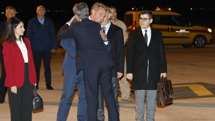 Momen Polisi Turki Tembak Gas Air Mata ke Massa Pro Palestina U.S. Secretary of State Antony Blinken is greeted by U.S. Ambassador to Turkey Jeff Flake upon his arrival at Ankara Esenboga Airport in Ankara, Turkey, on Monday, Nov. 2023. (Jonathan Ernst/Pool via AP)
