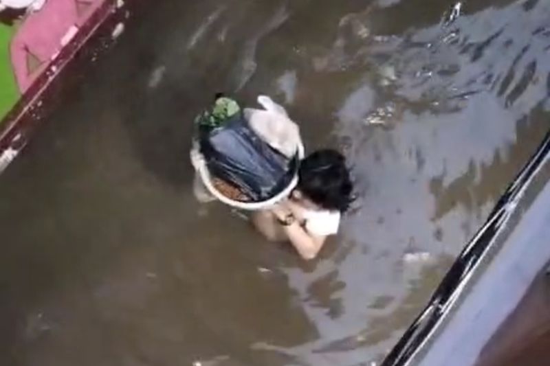 Momen warga berenang dengan pelampung demi cari makan saat banjir di Jakarta Timur (dok. warga)