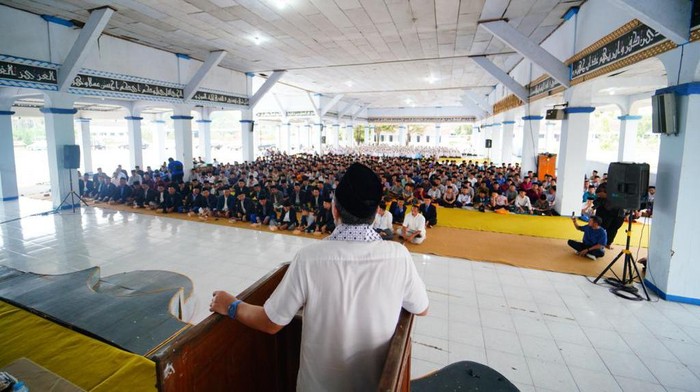 Momen Zulhas Silaturahmi ke Dua Pesantren di Jatim