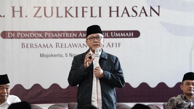 Momen Zulhas Silaturahmi ke Dua Pesantren di Jatim