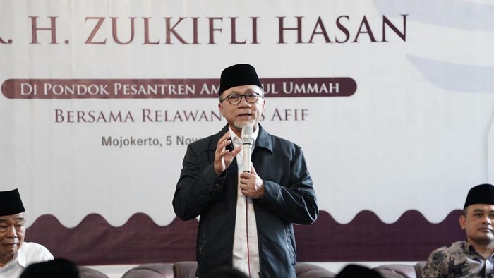 Momen Zulhas Silaturahmi ke Dua Pesantren di Jatim Momen Zulhas Silaturahmi ke Dua Pesantren di Jatim