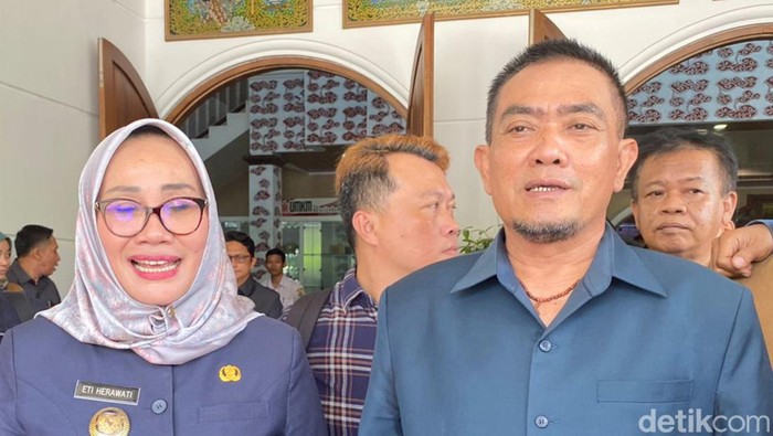 Nashrudin Azis (kanan) dan Eti Herawati (kiri)