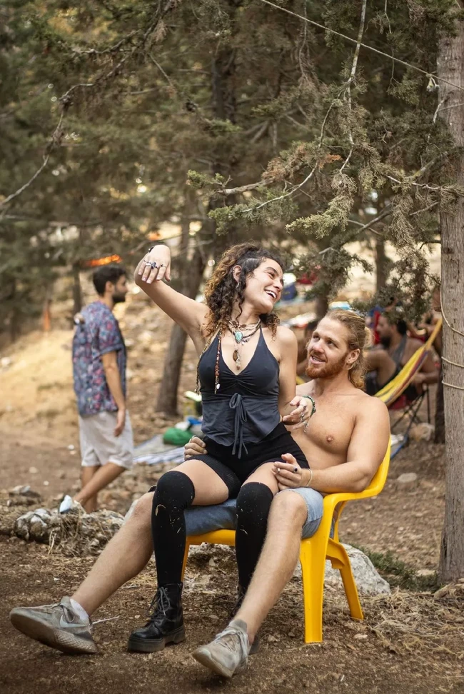 Noam dan kekasihnya David Neman hadir di festival musik Supernova, namun kelompok Hamas tiba-tiba melakukan gencatan senjata. Kedua pasangan itu kemudian bersembunyi di tong sampah bersama. Sayangnya, seorang bersenjata melihat keberadaan mereka. Foto: dok. Instagram