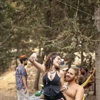 Noam dan kekasihnya David Neman hadir di festival musik Supernova, namun kelompok Hamas tiba-tiba melakukan gencatan senjata. Kedua pasangan itu kemudian bersembunyi di tong sampah bersama. Sayangnya, seorang bersenjata melihat keberadaan mereka. Foto: dok. Instagram