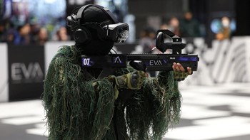 Seorang peserta memainkan game realitas virtual oleh EVA (Esports Virtual Arena) di Paris Games Week (PGW) di Paris Expo Porte de Versailles, Prancis, Minggu (5/11/2023).  