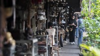 Pasar barang antik ini menjual berbagai macam barang antik mulai dari furniture, kamera, pemutar piringan hitam, mesin ketik, guci hingga lampu antik yang dijual dari harga Rp100 ribu hingga puluhan juta rupiah.