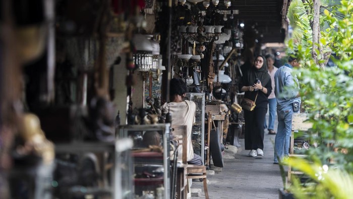 Pedagang membersihkan barang antik sarung mandau yang dijualnya di Pasar Barang Antik, Jalan Surabaya, Jakarta, Senin (6/11/2023).Pasar barang antik yang ada sejak sekitar 1960 tersebut menjual berbagai macam barang antik mulai dari furniture, kamera, pemutar piringan hitam, mesin ketik, guci hingga lampu antik yang dijual dari harga Rp100 ribu hingga puluhan juta rupiah. ANTARA FOTO/Bayu Pratama S/rwa.