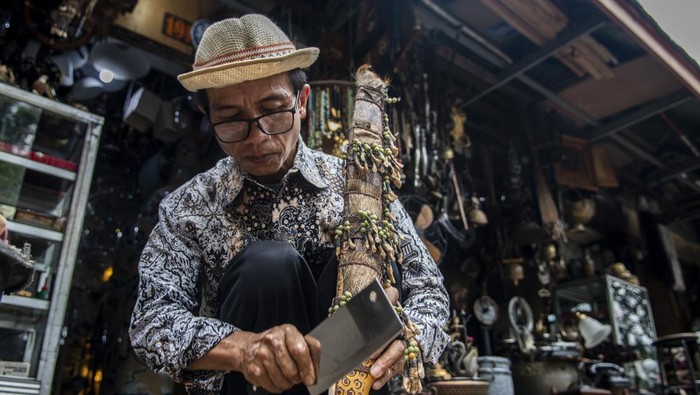 Pedagang membersihkan barang antik sarung mandau yang dijualnya di Pasar Barang Antik, Jalan Surabaya, Jakarta, Senin (6/11/2023).Pasar barang antik yang ada sejak sekitar 1960 tersebut menjual berbagai macam barang antik mulai dari furniture, kamera, pemutar piringan hitam, mesin ketik, guci hingga lampu antik yang dijual dari harga Rp100 ribu hingga puluhan juta rupiah. ANTARA FOTO/Bayu Pratama S/rwa.