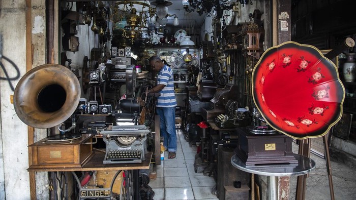 Pasar barang antik di Jakarta Pedagang membersihkan barang antik sarung mandau yang dijualnya di Pasar Barang Antik, Jalan Surabaya, Jakarta, Senin (6/11/2023).Pasar barang antik yang ada sejak sekitar 1960 tersebut menjual berbagai macam barang antik mulai dari furniture, kamera, pemutar piringan hitam, mesin ketik, guci hingga lampu antik yang dijual dari harga Rp100 ribu hingga puluhan juta rupiah. ANTARA FOTO/Bayu Pratama S/rwa.