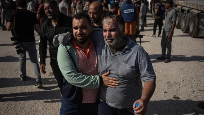 Pekerja Palestina yang terdampar di Israel tiba di Jalur Gaza melalui penyeberangan Kerem Shalom pada 3 November 2023.