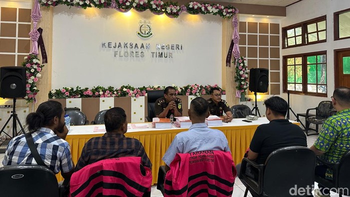 Pelimpahan tiga tersangka korupsi di Kejari Flores Timur.