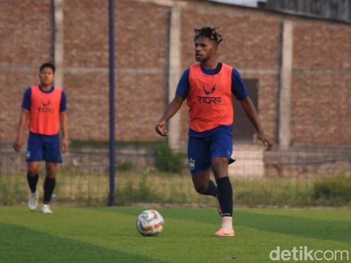 Pemain muda asal Papua, Barnabas Sobor menjalani trial di PSIS Semarang. Foto diunggah pada Senin (6/11/2023).