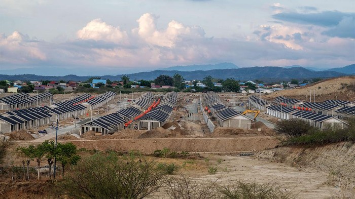 Pembangunan huntap tahap kedua di Palu Ratusan unit rumah berdiri di salah satu kawasan hunian tetap (Huntap) tahap kedua di Kelurahan Tondo, Palu, Sulawesi Tengah, Minggu (5/11/2023). Setelah menyelesaikan pembangunan Huntap tahap pertama sebanyak 4.500 unit di wilayah terdampak bencana itu, Kementerian PUPR melalui proyek Central Sulawesi Rehabilitation and Recontruktion Project (CSRRP) akan merampungkan lagi 4.053 unit Huntap yang dikerjakan dalam lima tahap pada tahun ini. ANTARA FOTO/Basri Marzuki/nz