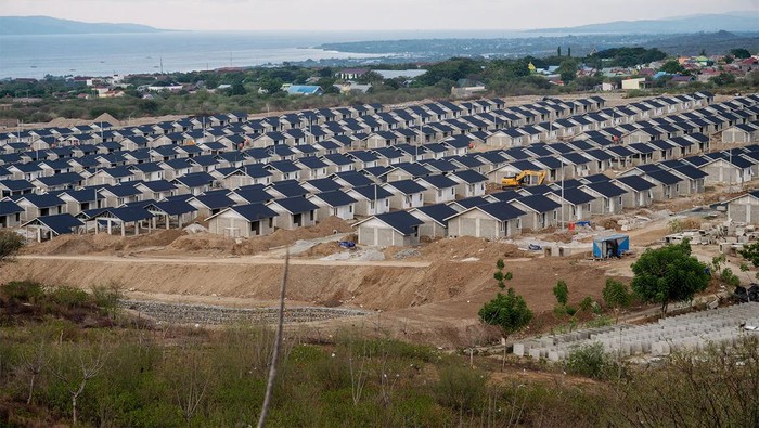 Pembangunan huntap tahap kedua di Palu Ratusan unit rumah berdiri di salah satu kawasan hunian tetap (Huntap) tahap kedua di Kelurahan Tondo, Palu, Sulawesi Tengah, Minggu (5/11/2023). Setelah menyelesaikan pembangunan Huntap tahap pertama sebanyak 4.500 unit di wilayah terdampak bencana itu, Kementerian PUPR melalui proyek Central Sulawesi Rehabilitation and Recontruktion Project (CSRRP) akan merampungkan lagi 4.053 unit Huntap yang dikerjakan dalam lima tahap pada tahun ini. ANTARA FOTO/Basri Marzuki/nz