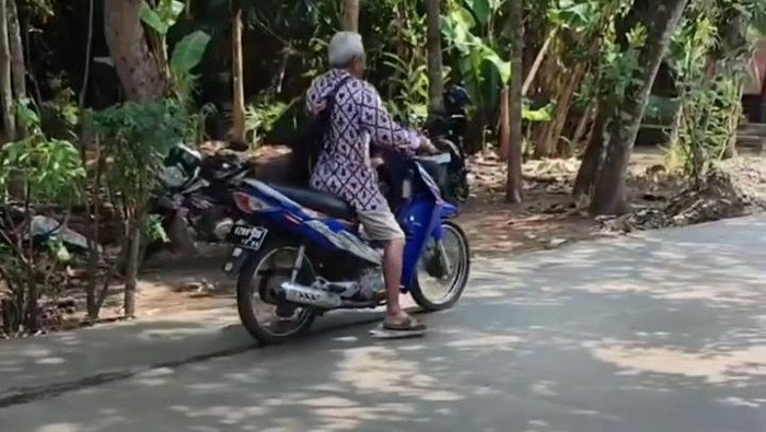 Pemotor melintas di jalan yang sedang dicor di Pekalongan, Senin (6/11/2023).