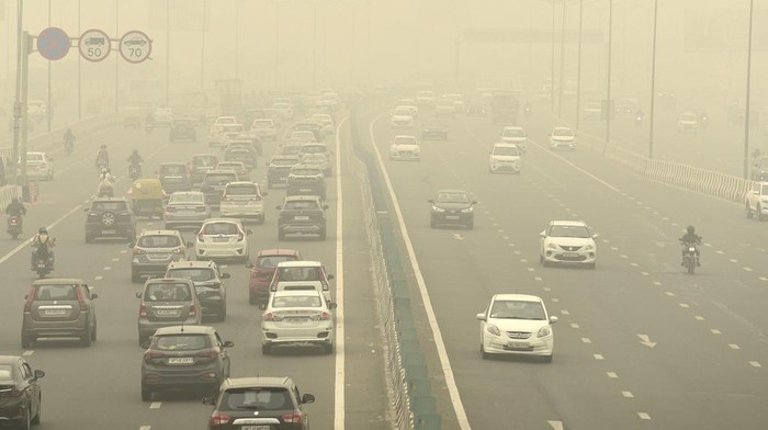 Penampakan India Dibekap Polusi Udara Traffic moves on a road enveloped by fog and smog in New Delhi, India, Friday, Nov. 3, 2023. Authorities on Friday shut primary schools and banned polluting vehicles and construction activity to control the worst haze and smog this season, causing respiratory infections among people and enveloping monuments and high-rise buildings in and around New Delhi. (AP Photo)