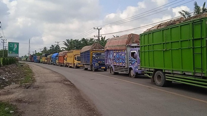 Penampakan kemacetan di Jalan Lintas Batanghari