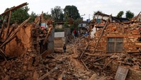 Kekuatan gempa berkekuatan 5,6 skala richter ini mengguncang dan meratakan rumah-rumah di seluruh distrik barat terpencil di republik Himalaya itu. 
