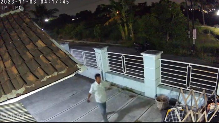 Tangkapan layar maling pakaian dalam di Godean, Sleman, yang aksinya terekam CCTV di kos di Godean, Sleman, DIY, yang diambil pada Senin (6/11/2023).