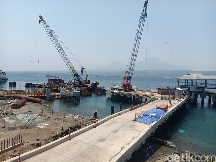 Pengerjaan dermaga MB di Pelabuhan Gilimanuk sudah mencapai 90 persen dan ditargetkan selesai 30 November 2023, Senin (6/11/2023). (I Putu Adi Budiastrawan/detikBali).