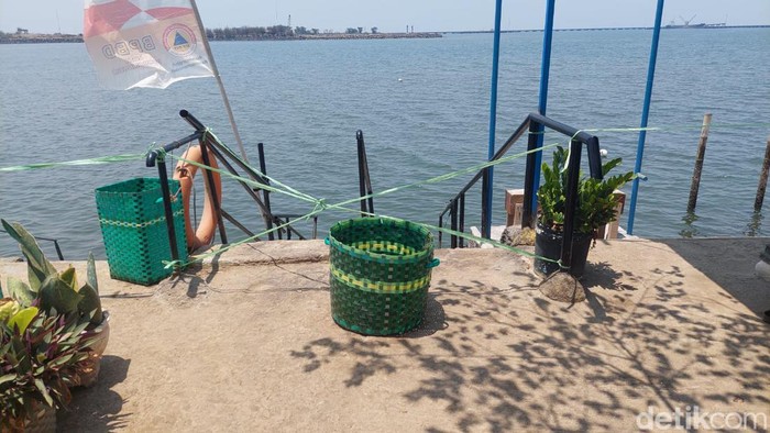 Pengunjung Pantai Mayangan Probolinggo dilarang mandi atau kungkum setelah tenggelamnya 2 bocah yang salah satunya tewas.