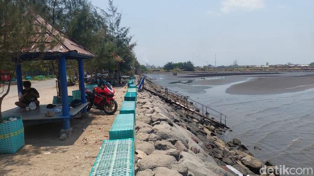 Pengunjung Pantai Mayangan Probolinggo dilarang mandi atau kungkum setelah tenggelamnya 2 bocah yang salah satunya tewas.