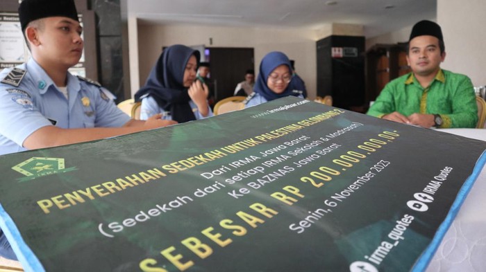 Penyerahan donasi dari Ikatan Remaja Masjid untuk warga Gaza, Palestina