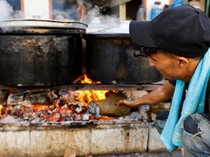 Perang Bikin Krisis, Warga Gaza Andalkan Kayu Bakar untuk Memasak