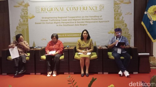 Pernyataan pers Komnas HAM RI tentang konferensi penanganan dan pencegahan TPPO di kawasan ASEAN, Senin (6/11/2023). (Aryo Mahendro/detikBali)